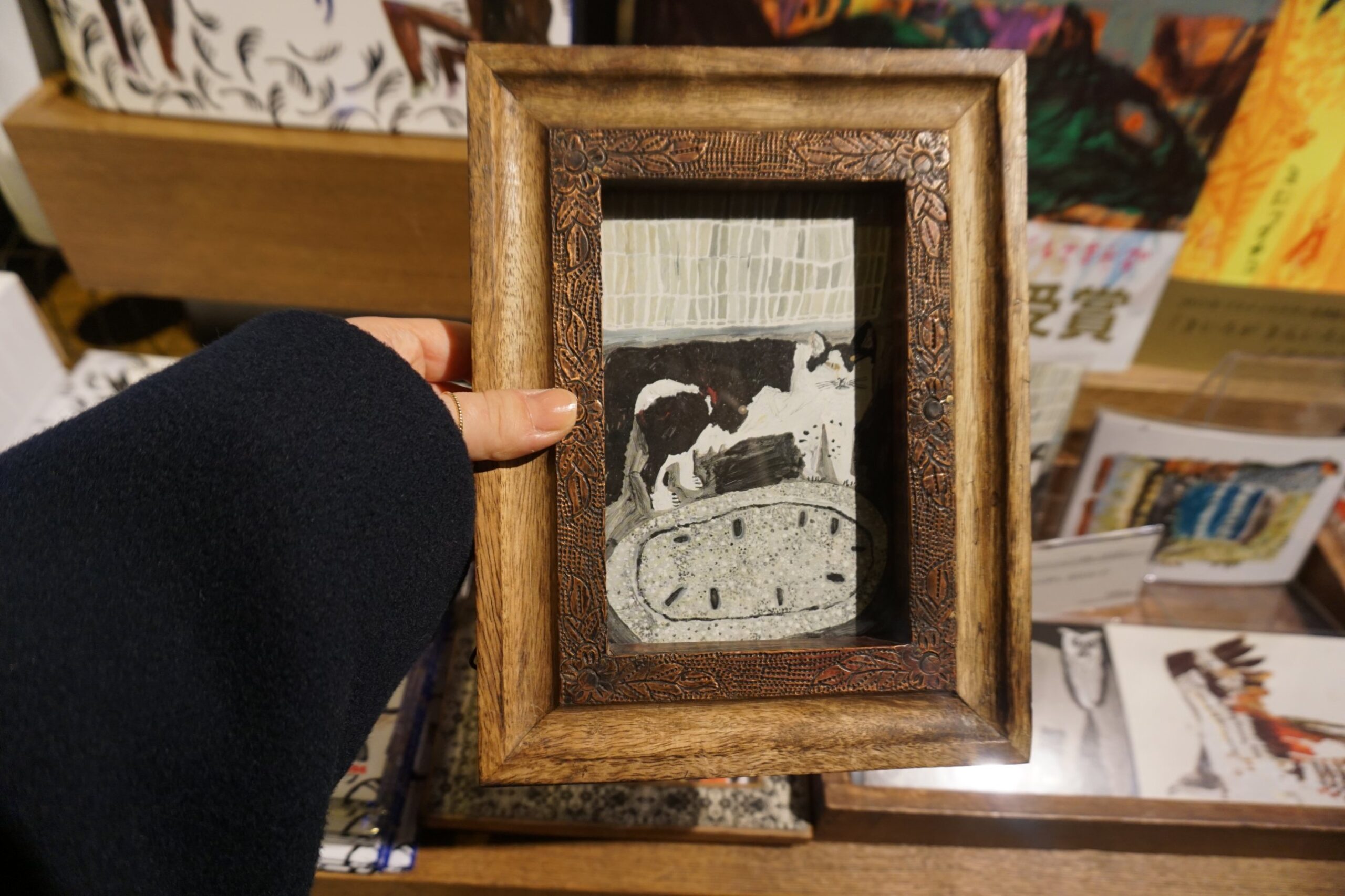매장에서 손에 든 고양이 그림 나무 액자