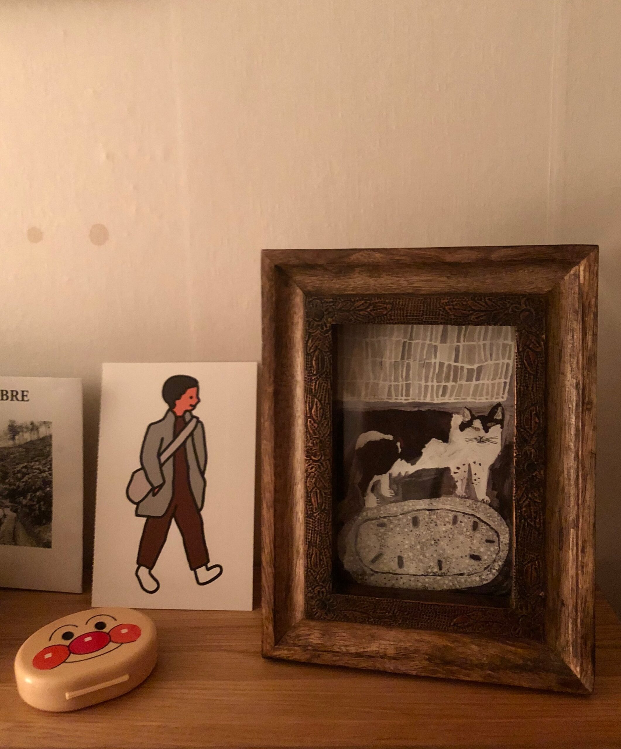 집에 놓인 고양이 그림 나무 액자